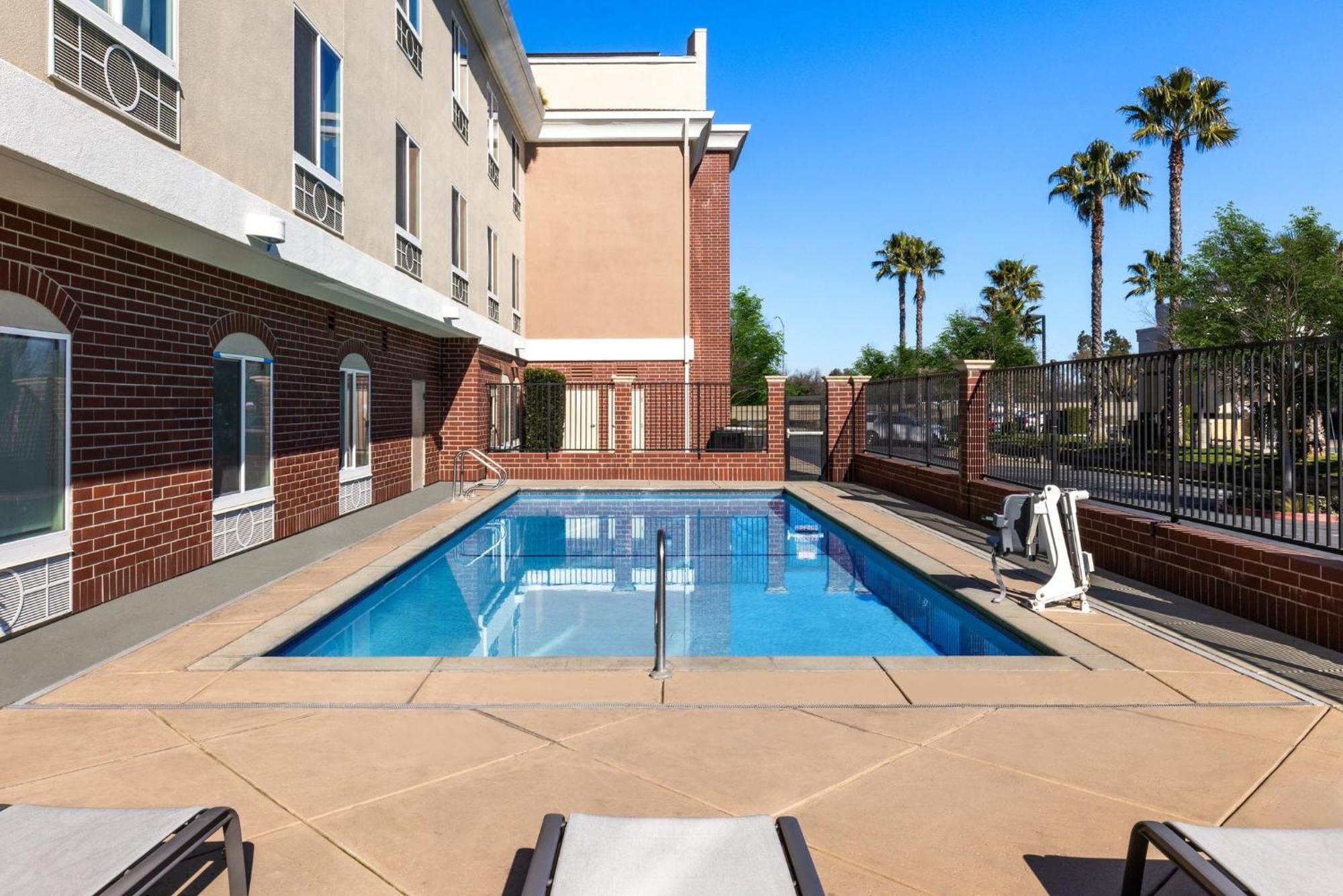 Holiday Inn Express & Suites Sacramento Ne Cal Expo By Ihg Exterior photo